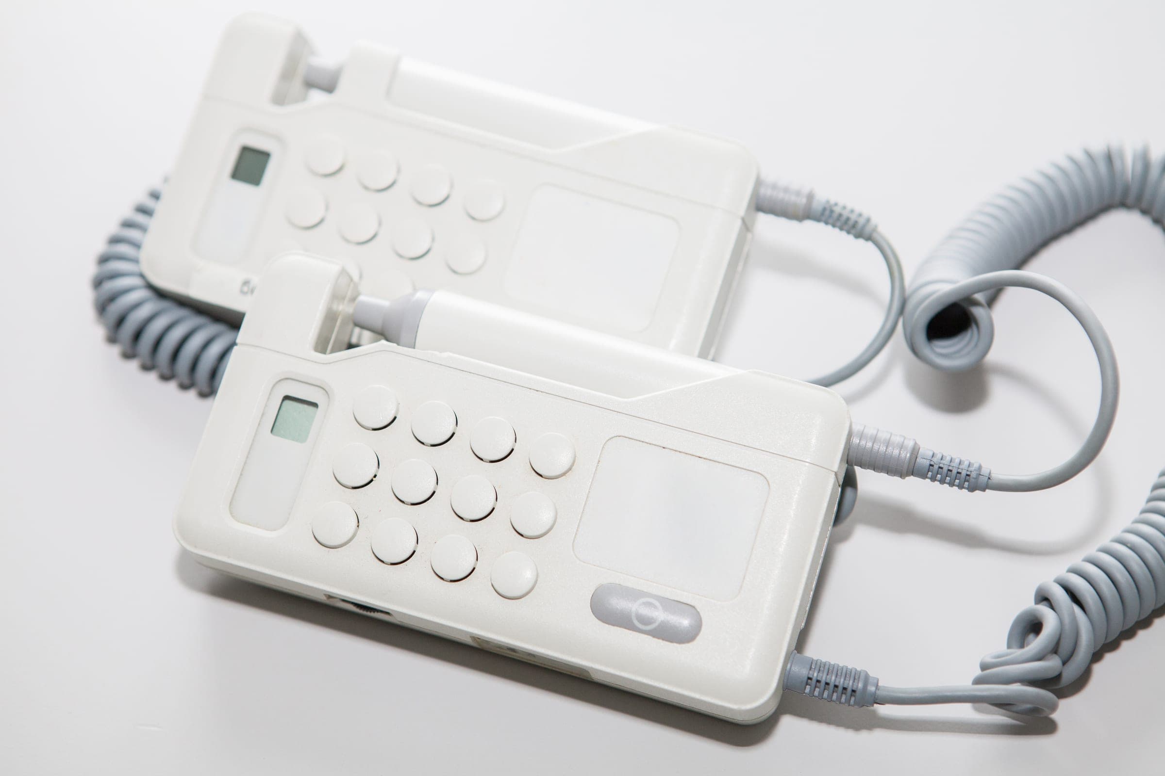 Zwei Doppler-Geräte zur Arterienmessung mit ihren Sonden.